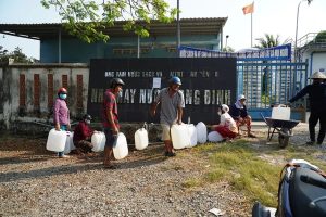 Vì hạn mặn, người dân xã Long Đại, huyện Bình Đại, Bến Tre phải đi lấy từng can nước sạch về sinh hoạt.